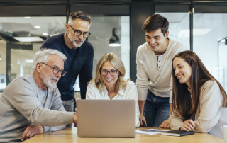 Lavorare in team multigenerazionali: come comunicare tra Boomer, Gen X e Gen Z